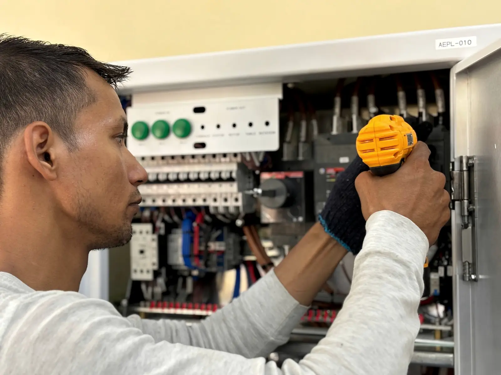 Électricien travaillant sur une armoire électrique
