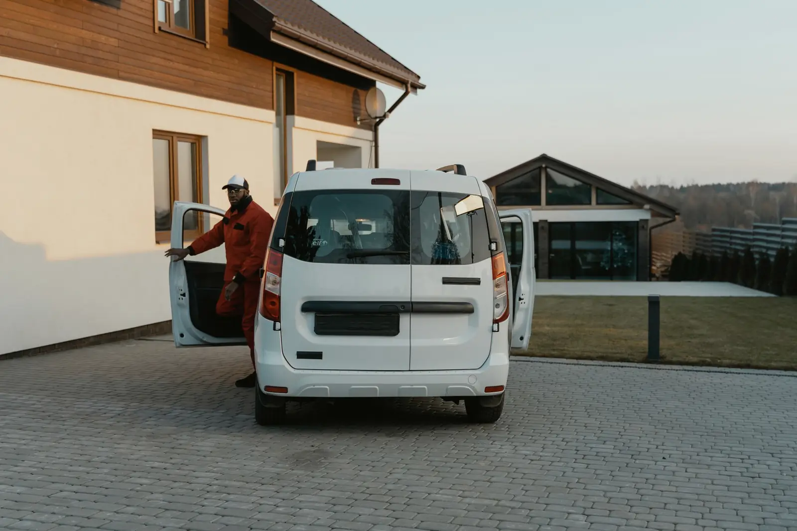 Technicien arrivant chez un client avec sa camionnette