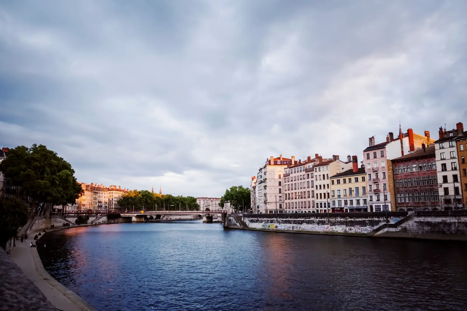 Les quais de Saône sous un ciel nuageux