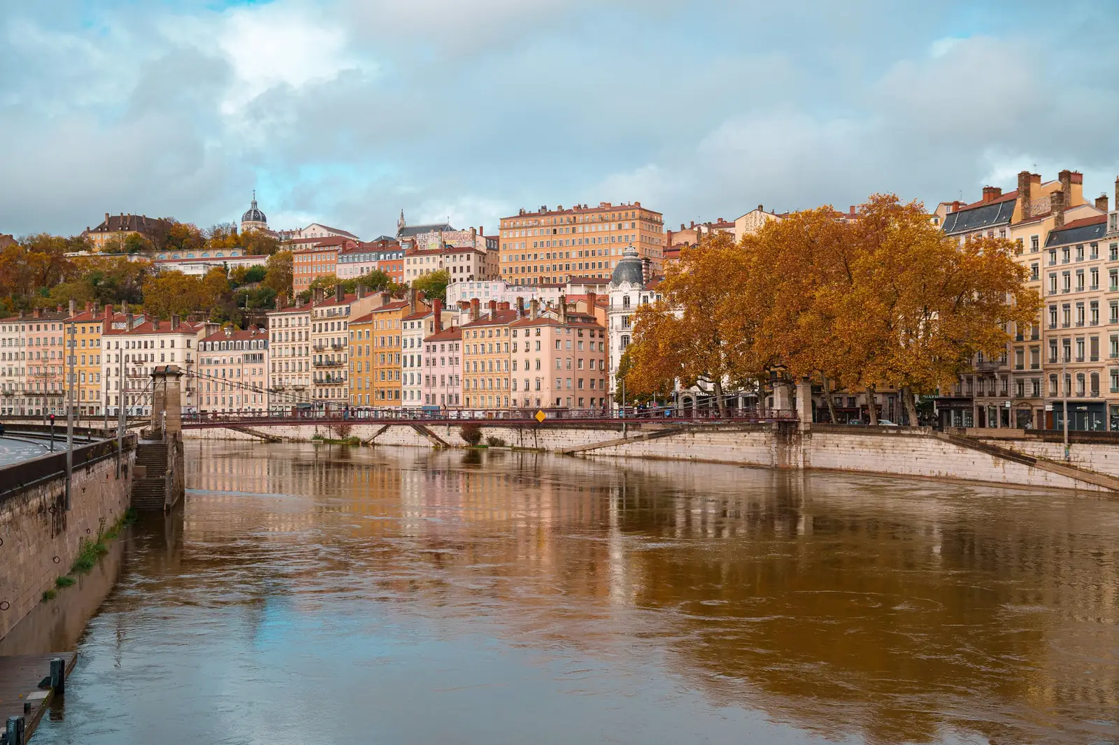 La Saône et ses quais en automne, à Lyon