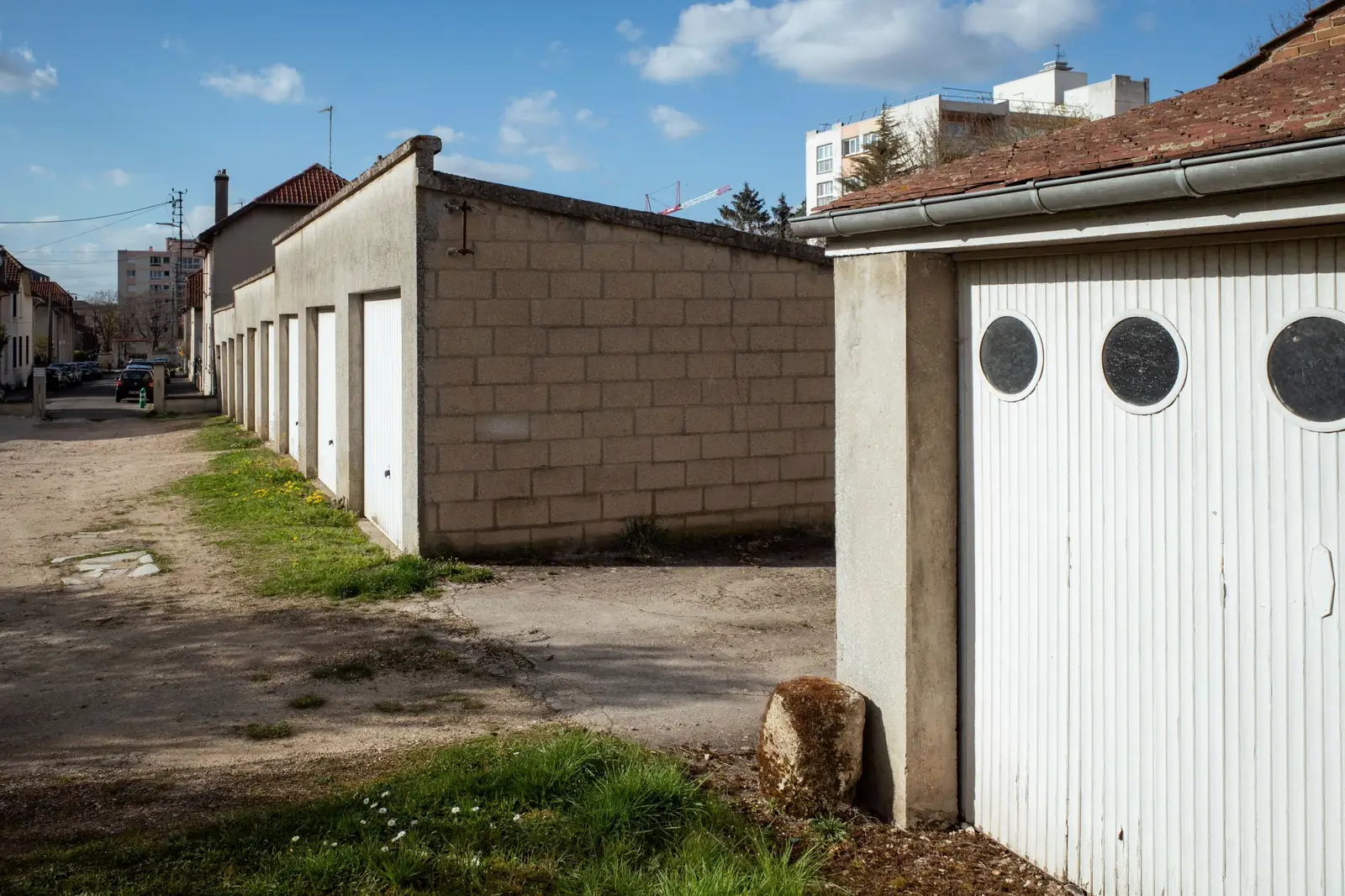 Porte de garage à hublots