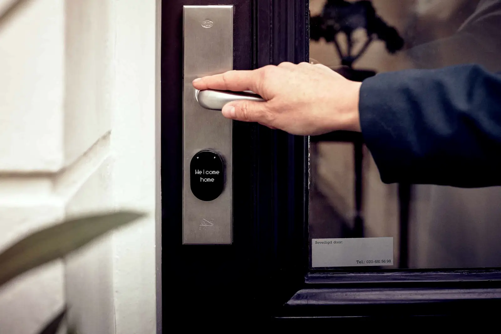 Ouverture d'une porte équipée d'une serrure électronique