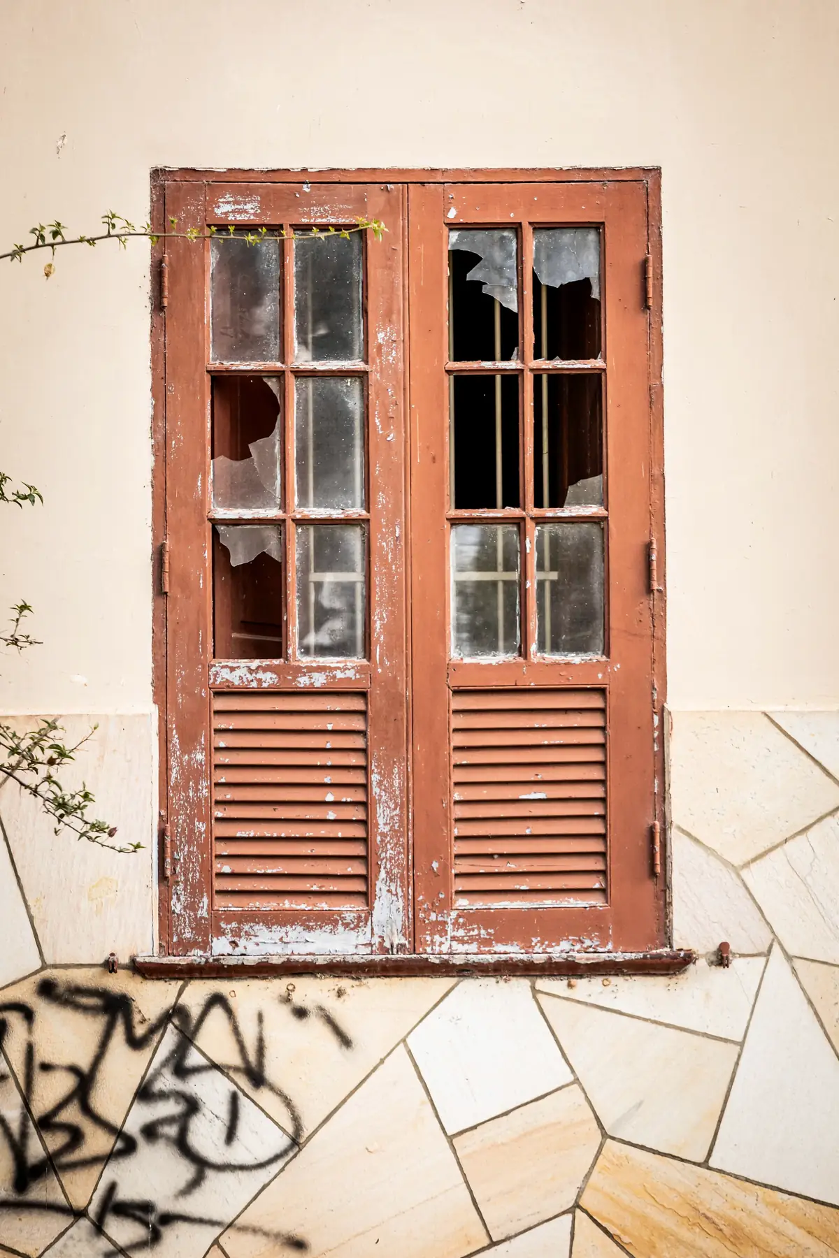 Porte-fenêtre aux vitres cassées