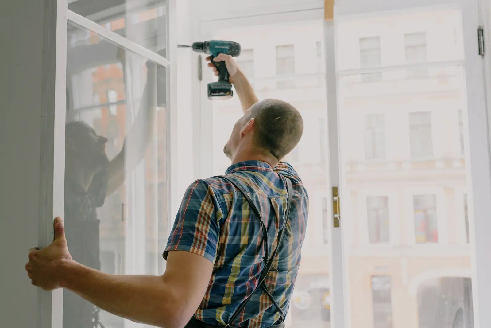 Pose d'une fenêtre à la perceuse